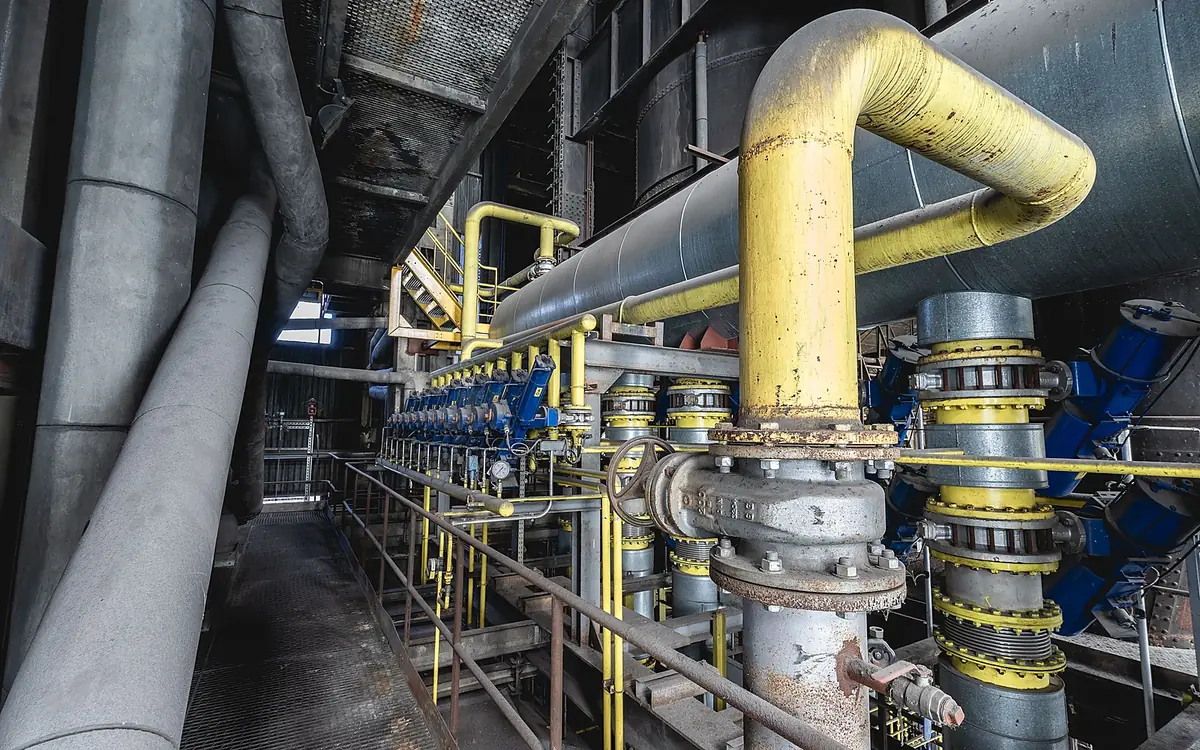 Endüstriyel doğal gaz regülasyon ve borulama hattı